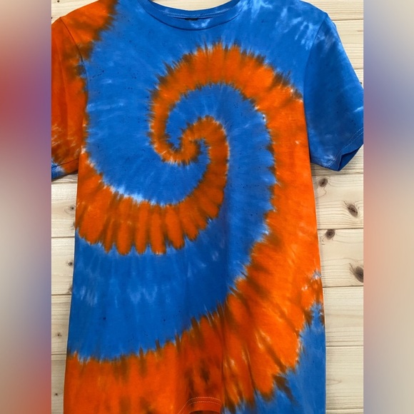NEW Unisex Small GILDAN Soft Style Blue Orange Spiral Ballfield Tie Dye Team - Picture 3 of 10